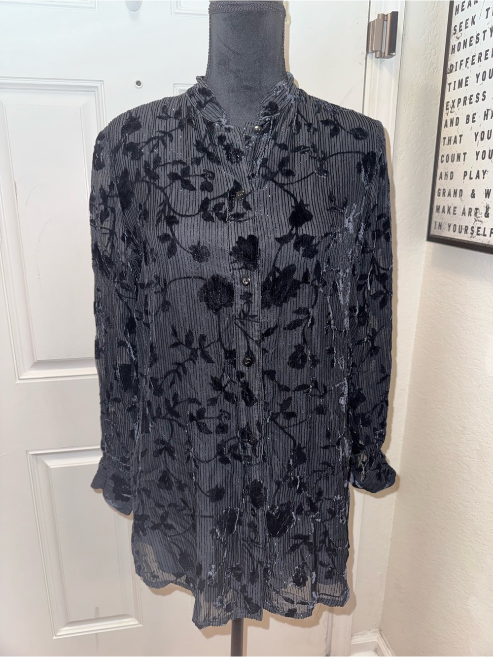 Jaclyn Smith Black Floral Sheer Button-Front Tunic Blouse 0552